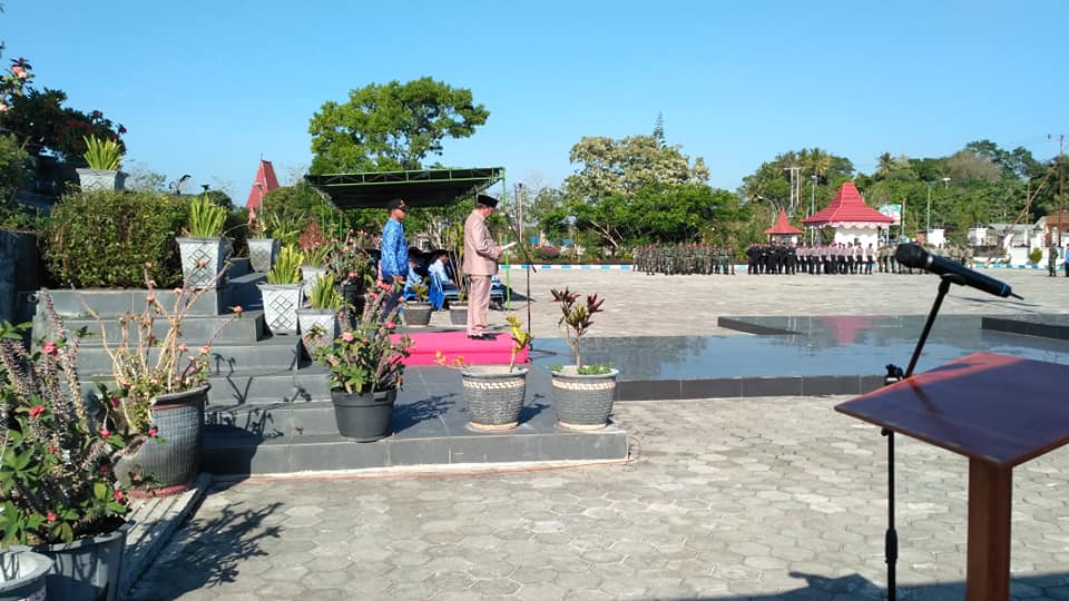 Bupati Sumba Barat Menyampaikan Sambutan Pada Upacara Peringatan Hari Kesaktian Pancasila, Tahun 2018 di Halaman Kantor Bupati Sumba Barat